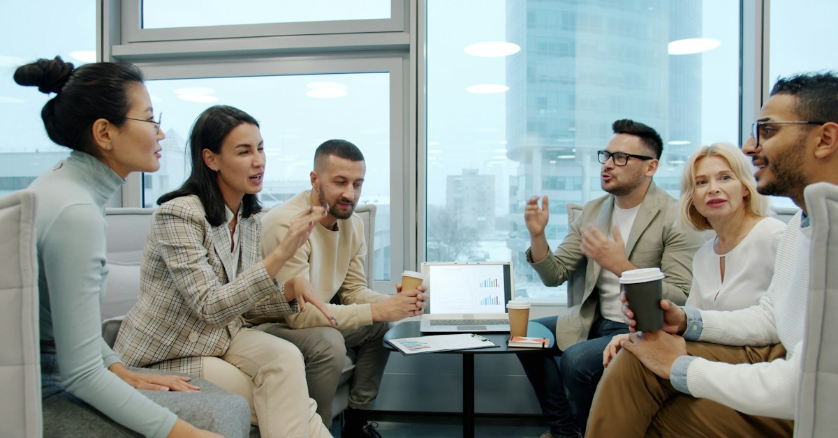 Jeunes cadres en réunion dans un bureau moderne — engagement de la génération Z au travail