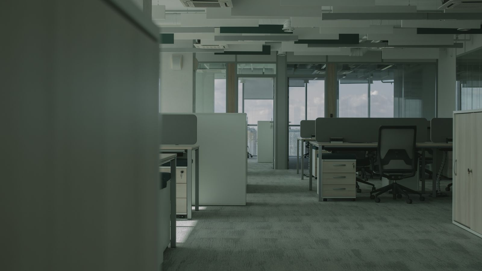 Open space moderne aux postes vides — suppression des managers intermédiaires