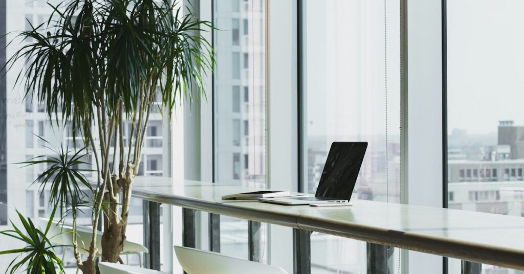 Talents hybrides au travail dans un espace professionnel moderne au Maroc